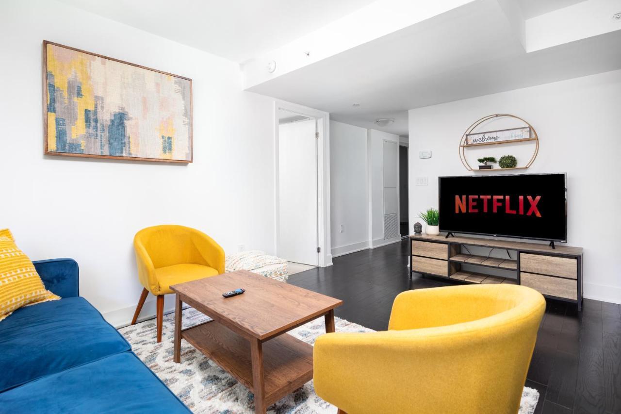 Upscale & Modern 2Bd + Den 2Ba Heart Of Downtown! Lägenhet Toronto Exteriör bild