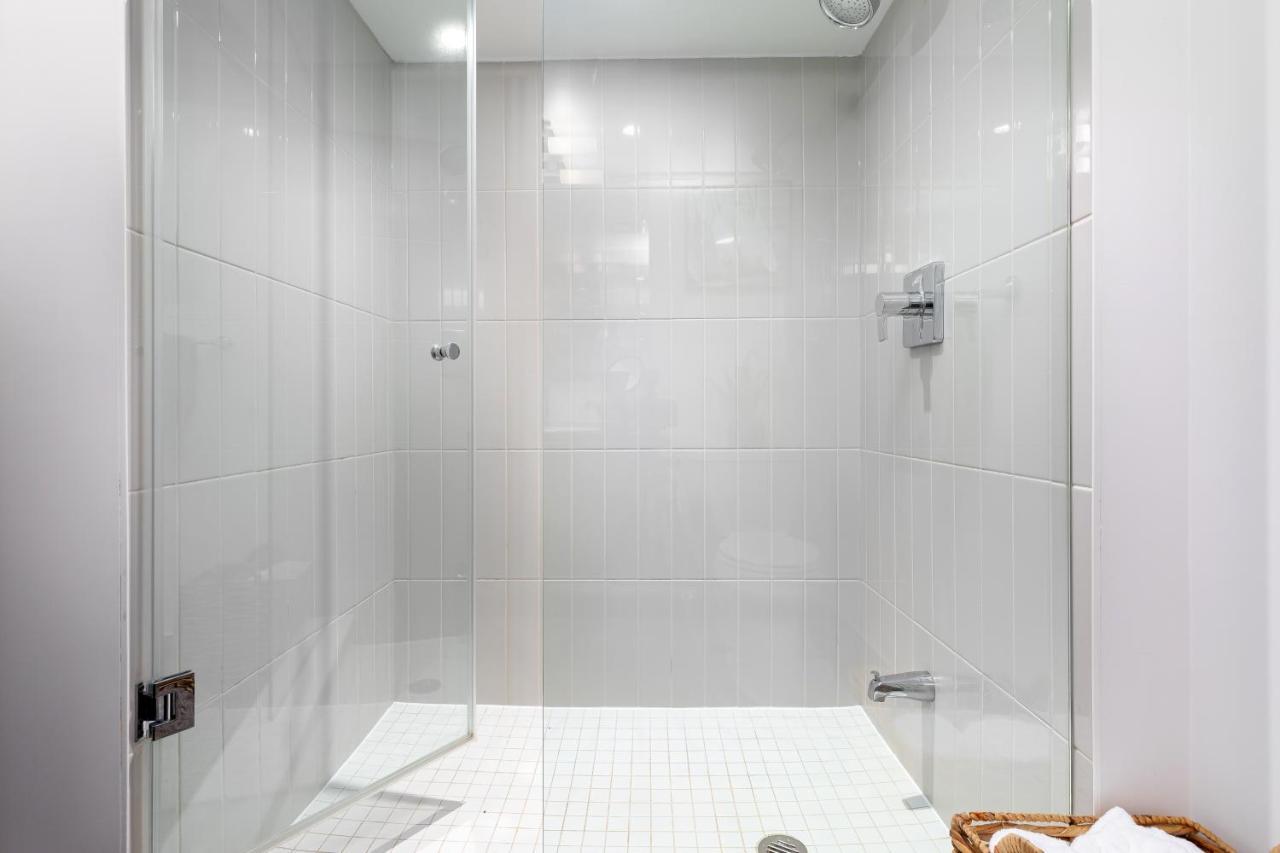 Upscale & Modern 2Bd + Den 2Ba Heart Of Downtown! Lägenhet Toronto Exteriör bild