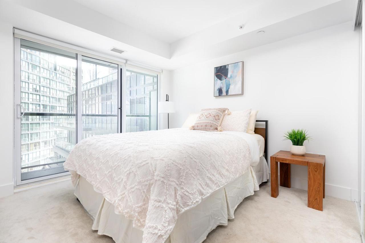 Upscale & Modern 2Bd + Den 2Ba Heart Of Downtown! Lägenhet Toronto Exteriör bild